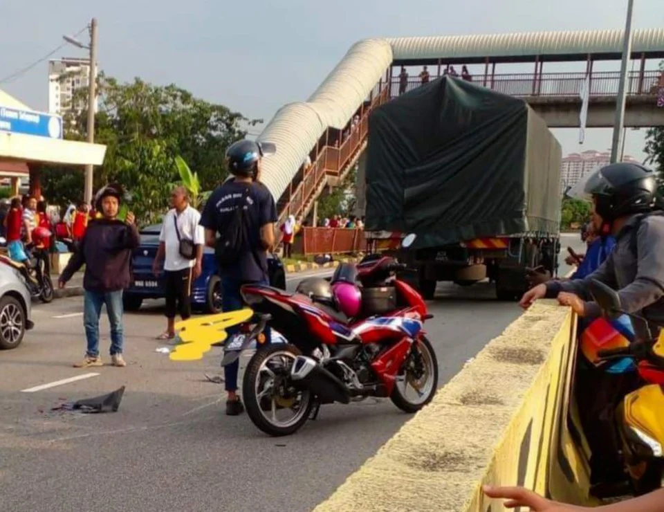 Witnesses at the accident scene in gombak