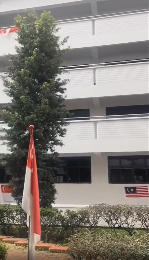 M'sian flag displayed next to sg flag