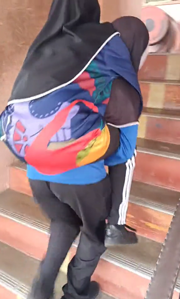 M'sian girl piggybacks oku classmate up the stairs