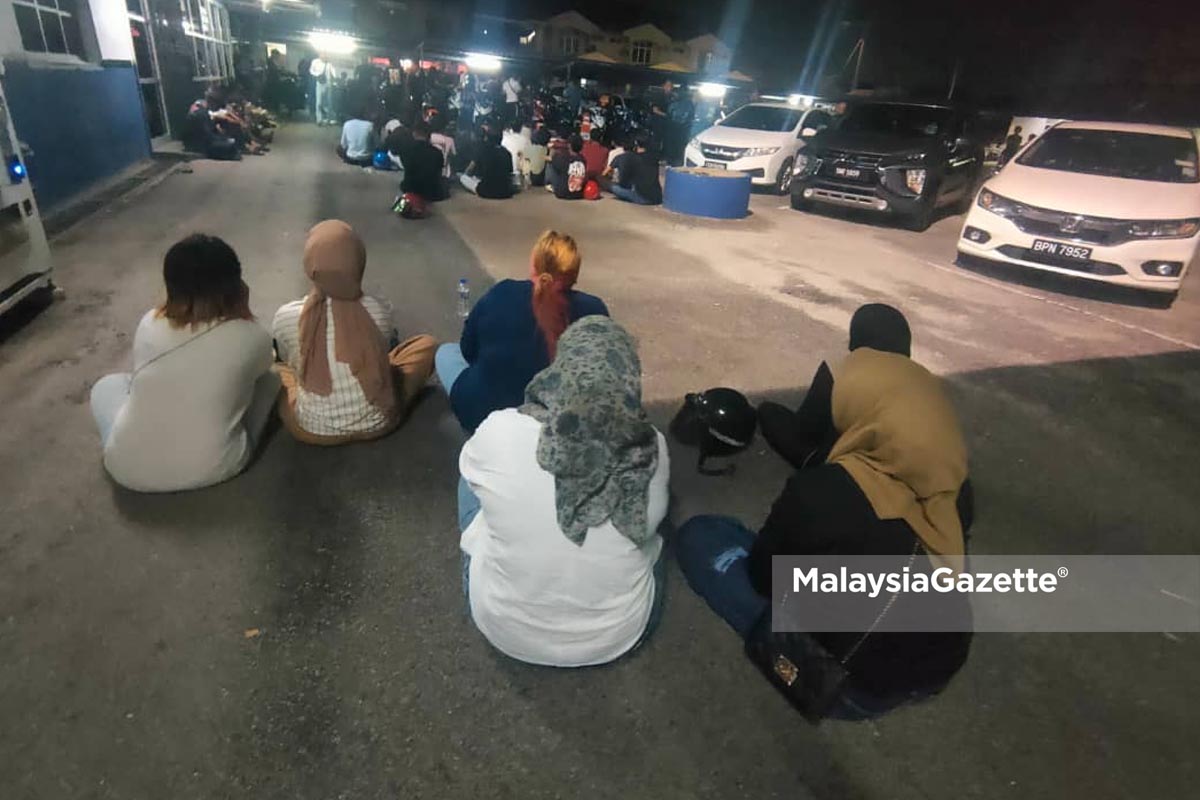 M'sian girls caught by traffic police in pahang