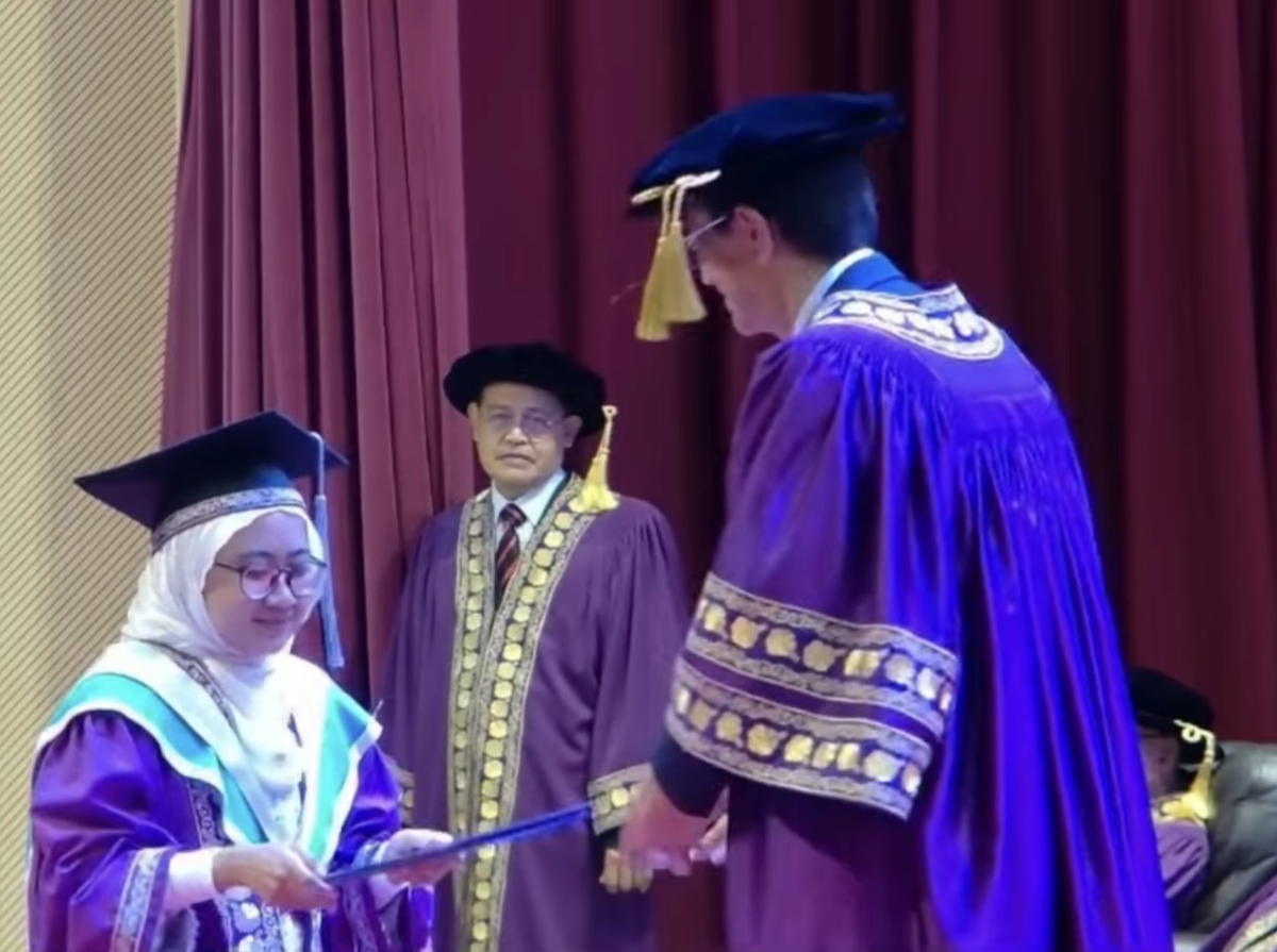 M’sian Graduate Receives News Of Father’s Passing Just 3 Hours Before Convocation, Walks On Stage To Honour His Last Wish