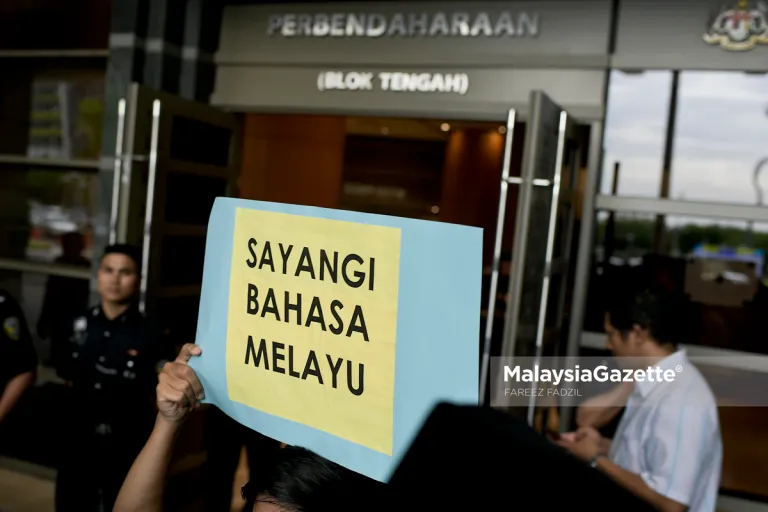 M'sian holding a bm placard