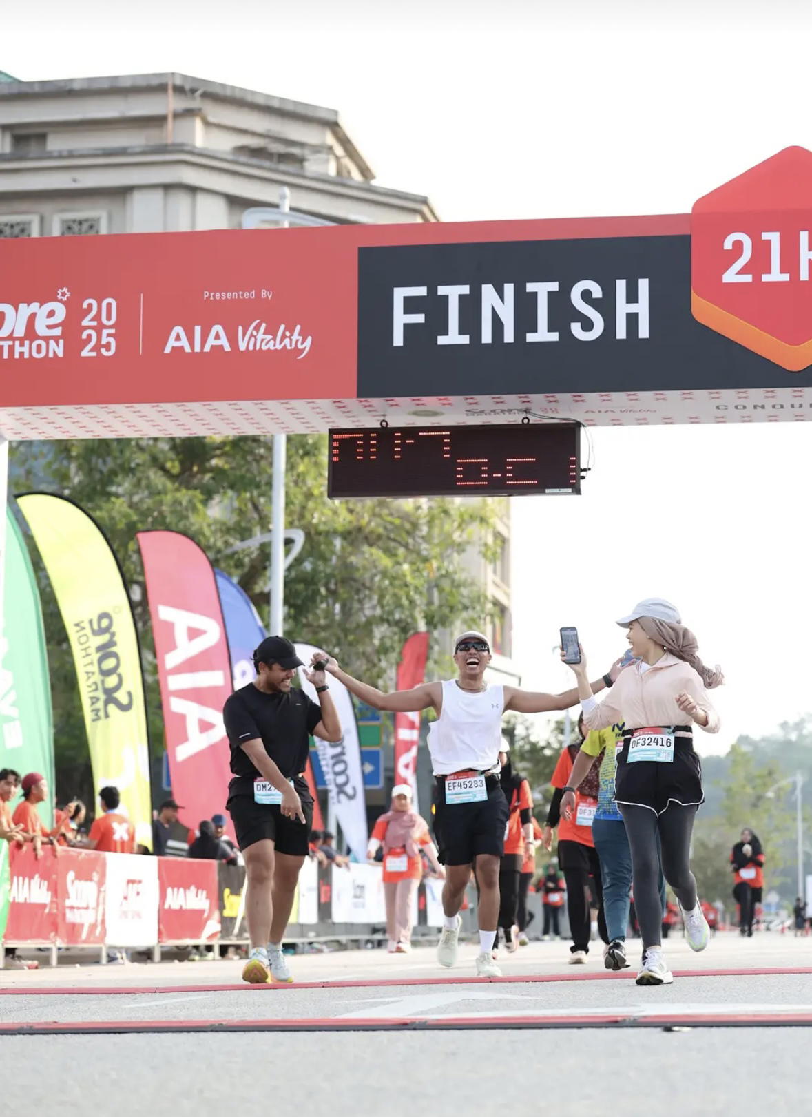 M’sian Man & Blind Friend Run 21KM Marathon Hand In Hand So They Could Cross The Finish Line Together