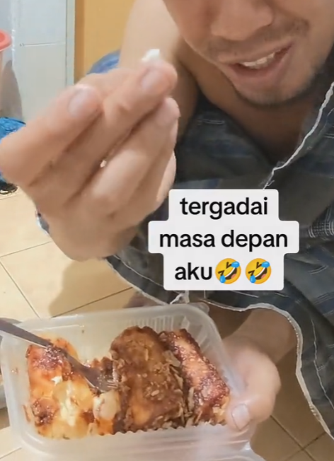 M'sian man breaks tooth on incredibly hard 'popia sira' from bazaar after fasting all day | weirdkaya