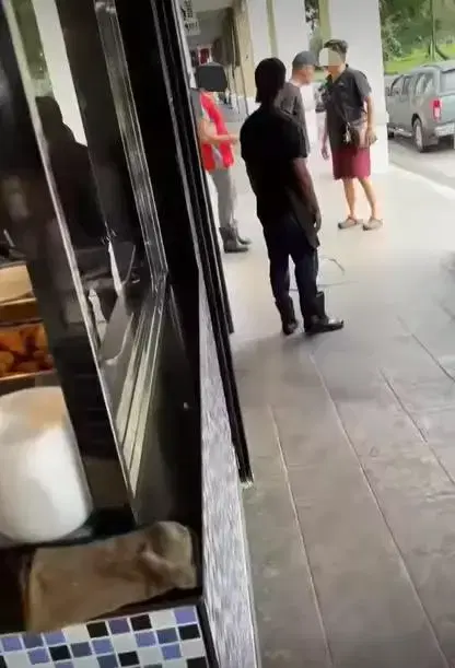 M'sian man continues to berate worker outside of restaurant