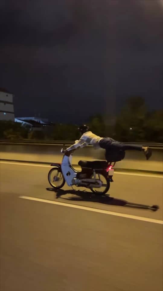 Msian man doing wheelie stunt on raod with high speed