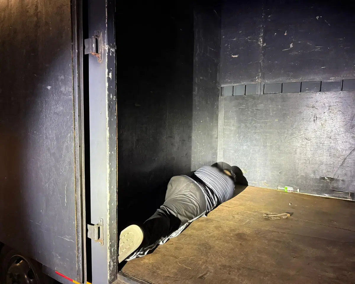M'sian man fails in hiding inside lorry