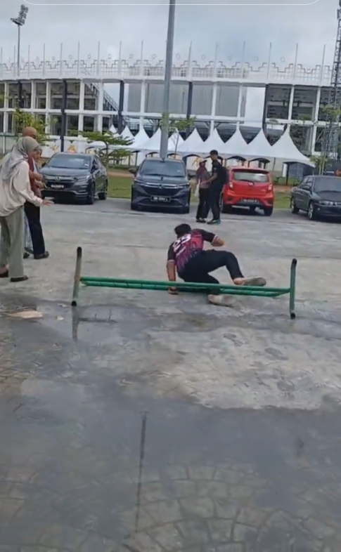 M'sian man falls while jumping over metal fence