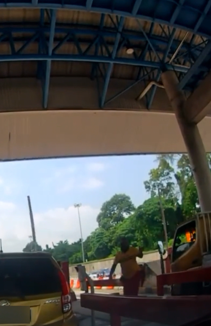 msian man helping woman at toll
