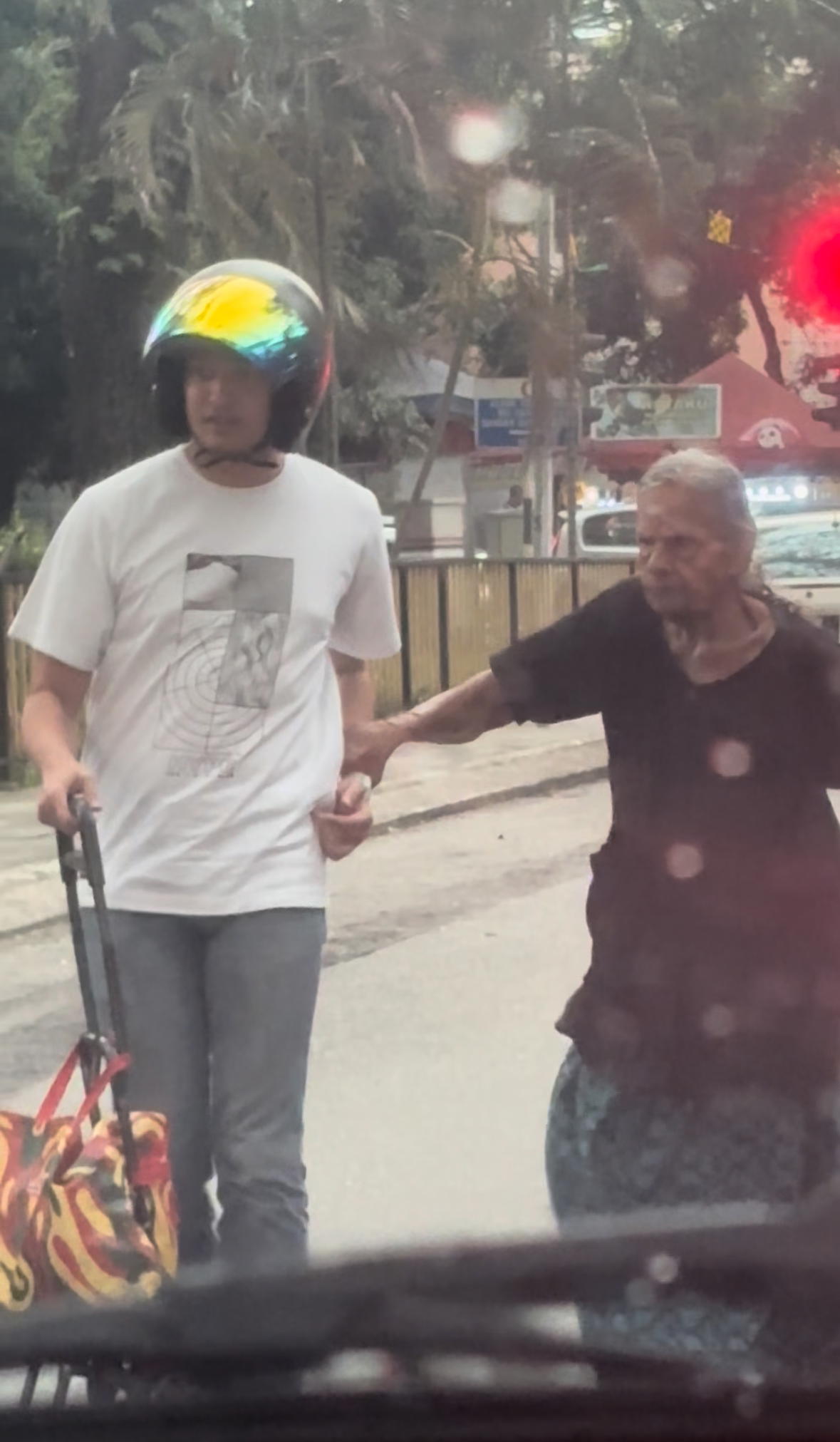 M'sian Man Helps Elderly Woman Cross Road & Carries Her Trolley With Care