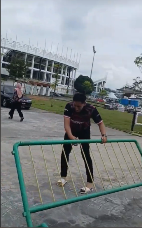 M'sian man laughs after failing to jump over metal fence