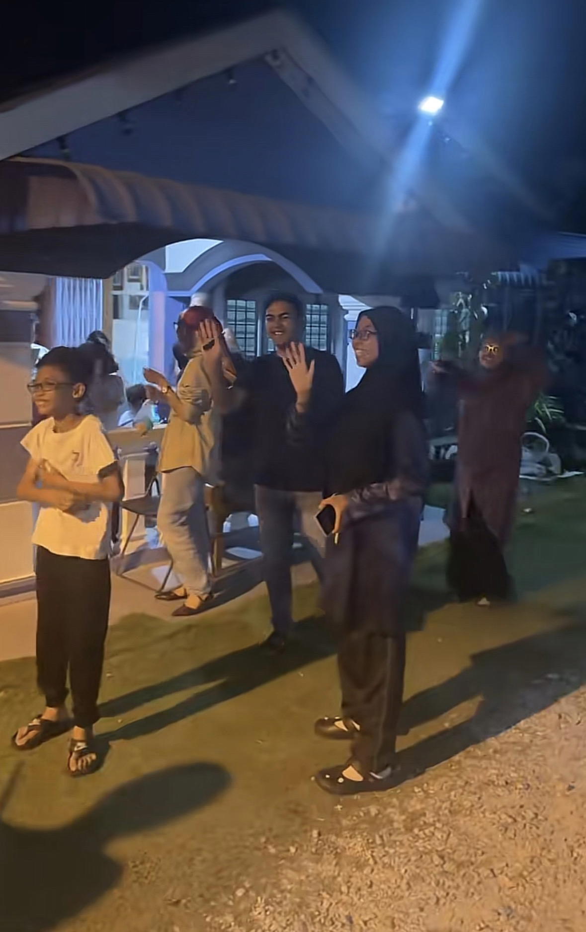 M'sian Man Offers Seafood Treat To Family Who Returned His Child’s RM7,500 Lost Laptop