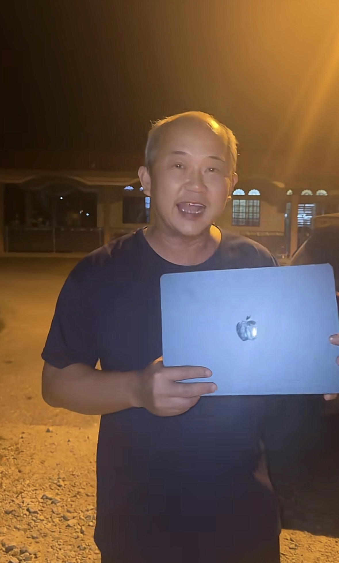 M'sian Man Offers Seafood Treat To Family Who Returned His Child’s RM7,500 Lost Laptop