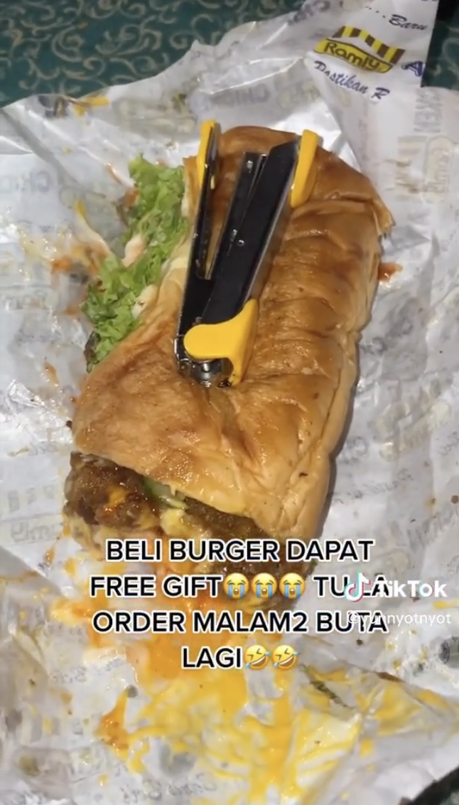 M'sian man orders burger for supper, gets stapler as extra %22topping%22 01