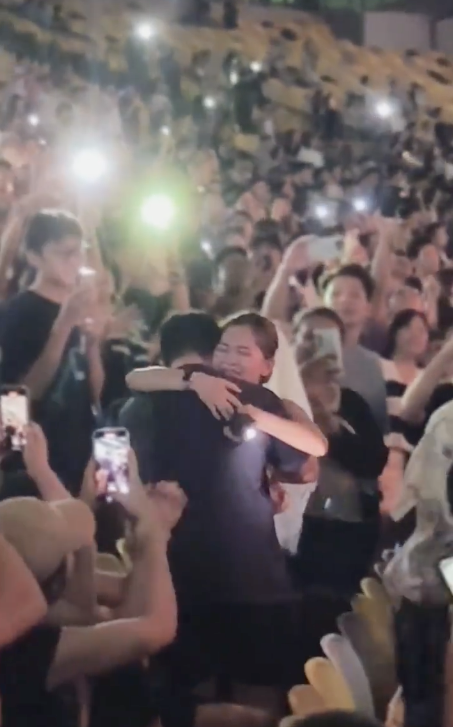 M'sian man propose to gf during ed sheeran concert