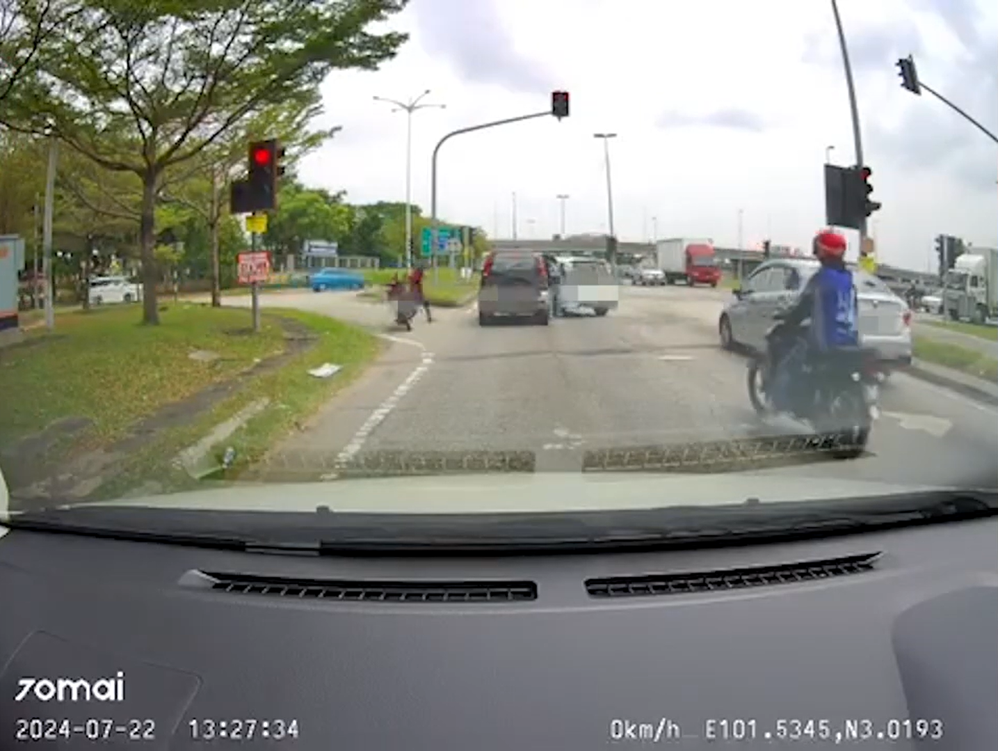 M'sian man robbed near traffic light