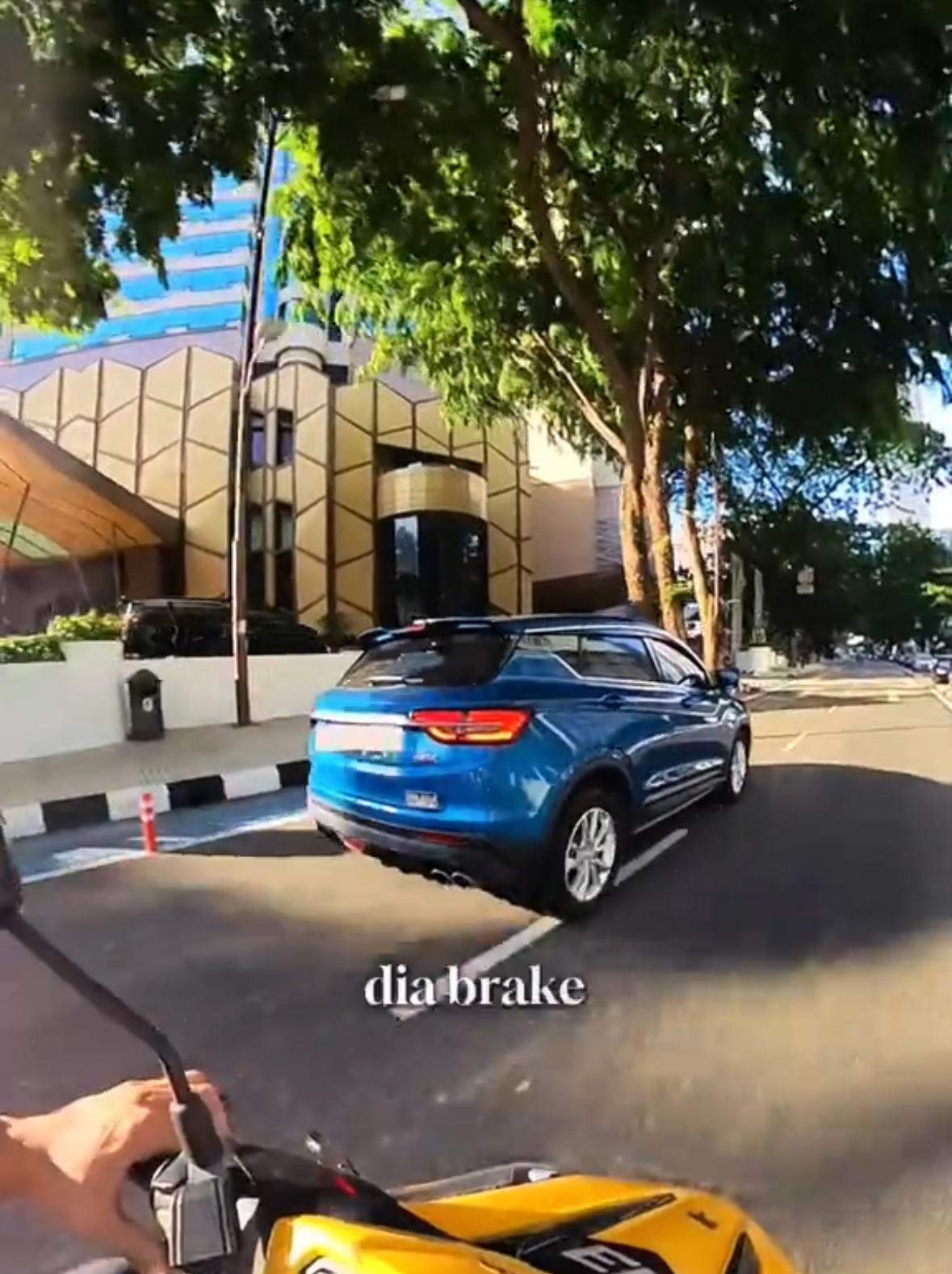M’sian Man Stops At KL Zebra Crossing, Gets Honked & Yelled At By X50 Driver For Letting Pedestrian Cross