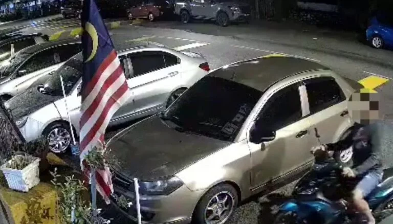 M'sian man stops outside a house in kl