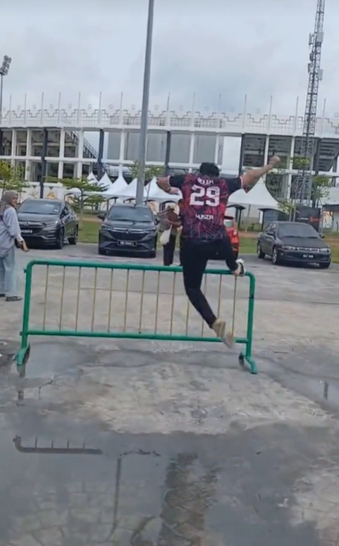 M'sian man tries to jump over metal fence