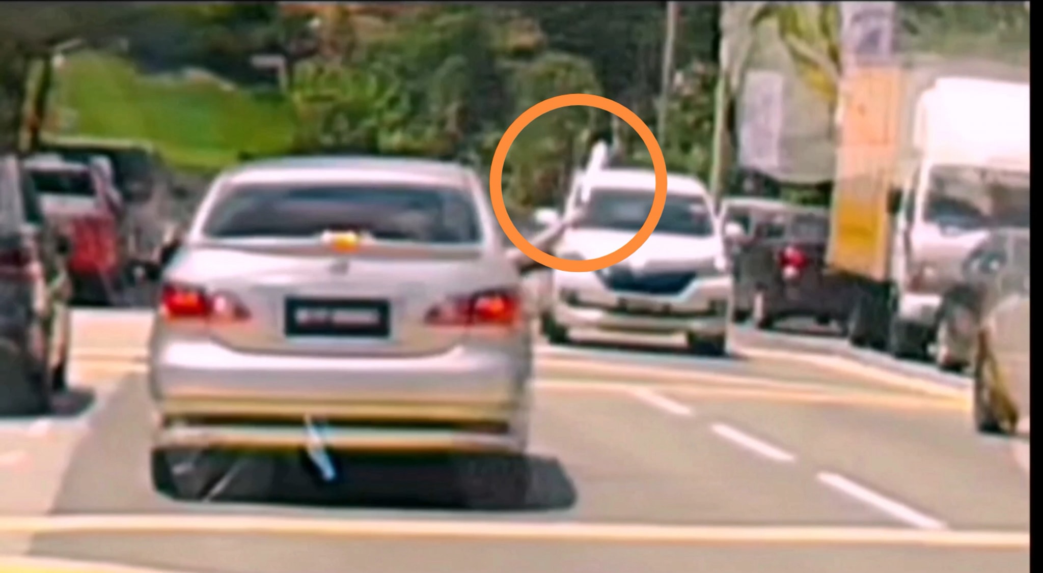 M'sian man who drives against traffic in cheras raises middle finger after being confronted by motorist 1