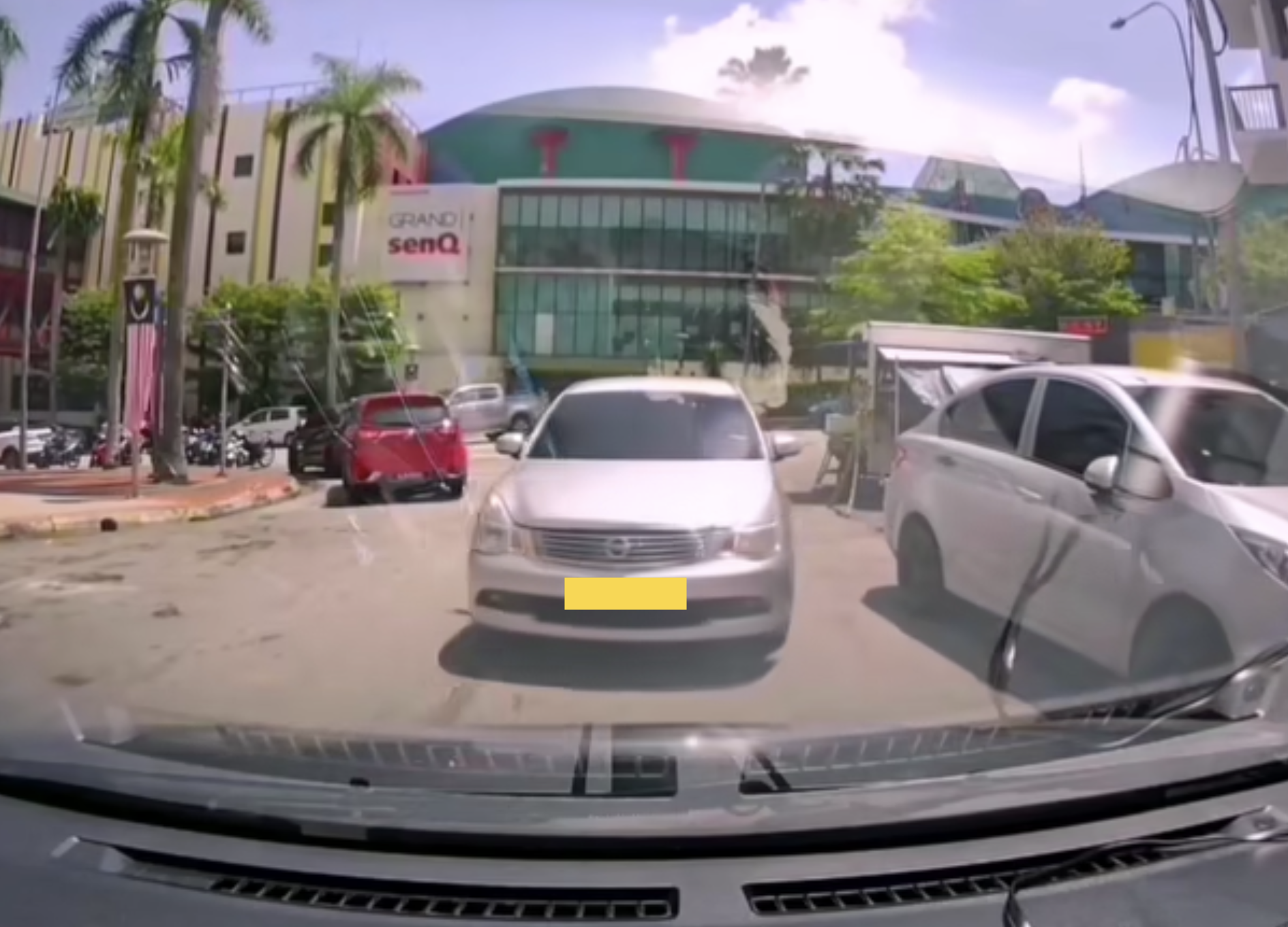 M'sian man who drives against traffic in cheras raises middle finger after being confronted by motorist 4