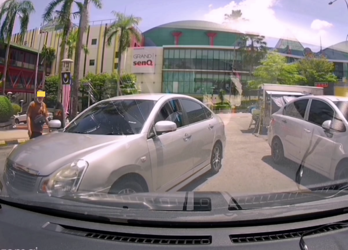 M'sian man who drives against traffic in cheras raises middle finger after being confronted by motorist 5