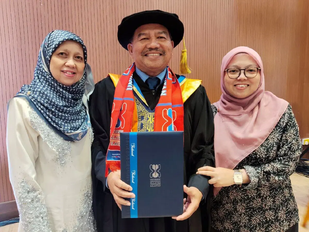msian man with his family at his graduation