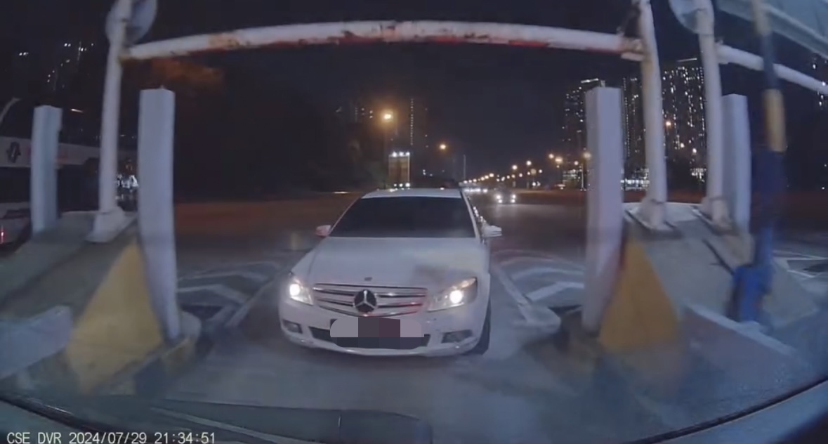 M'sian man's new car nearly hit by mercedes who tailgated him to skip toll | weirdkaya