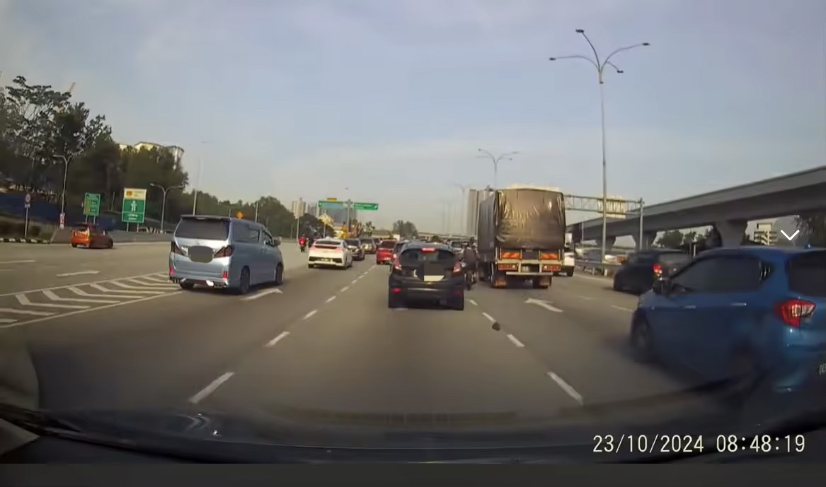 M'sian motorcyclist loses slipper