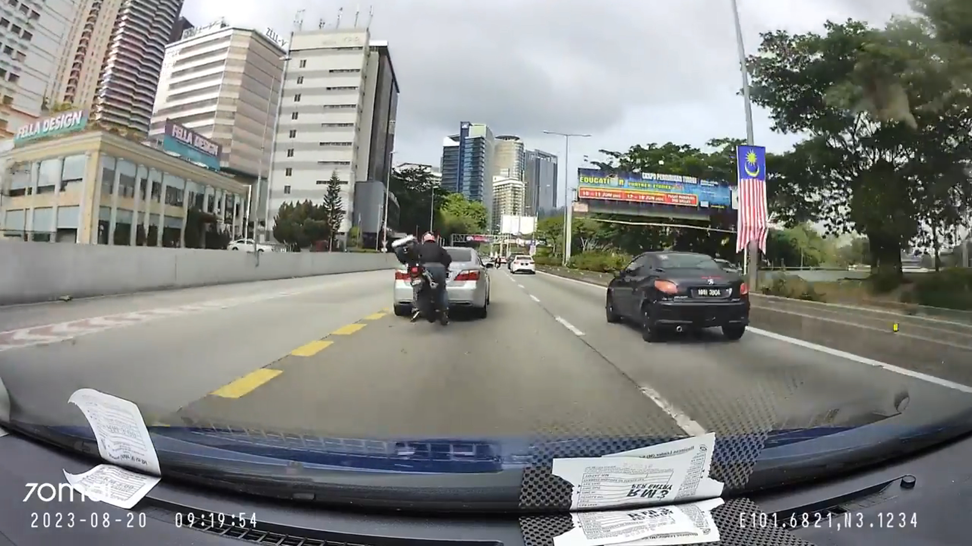M’sian motorcyclist points middle finger at driver, falls off after driver sudden brakes in front of him  4