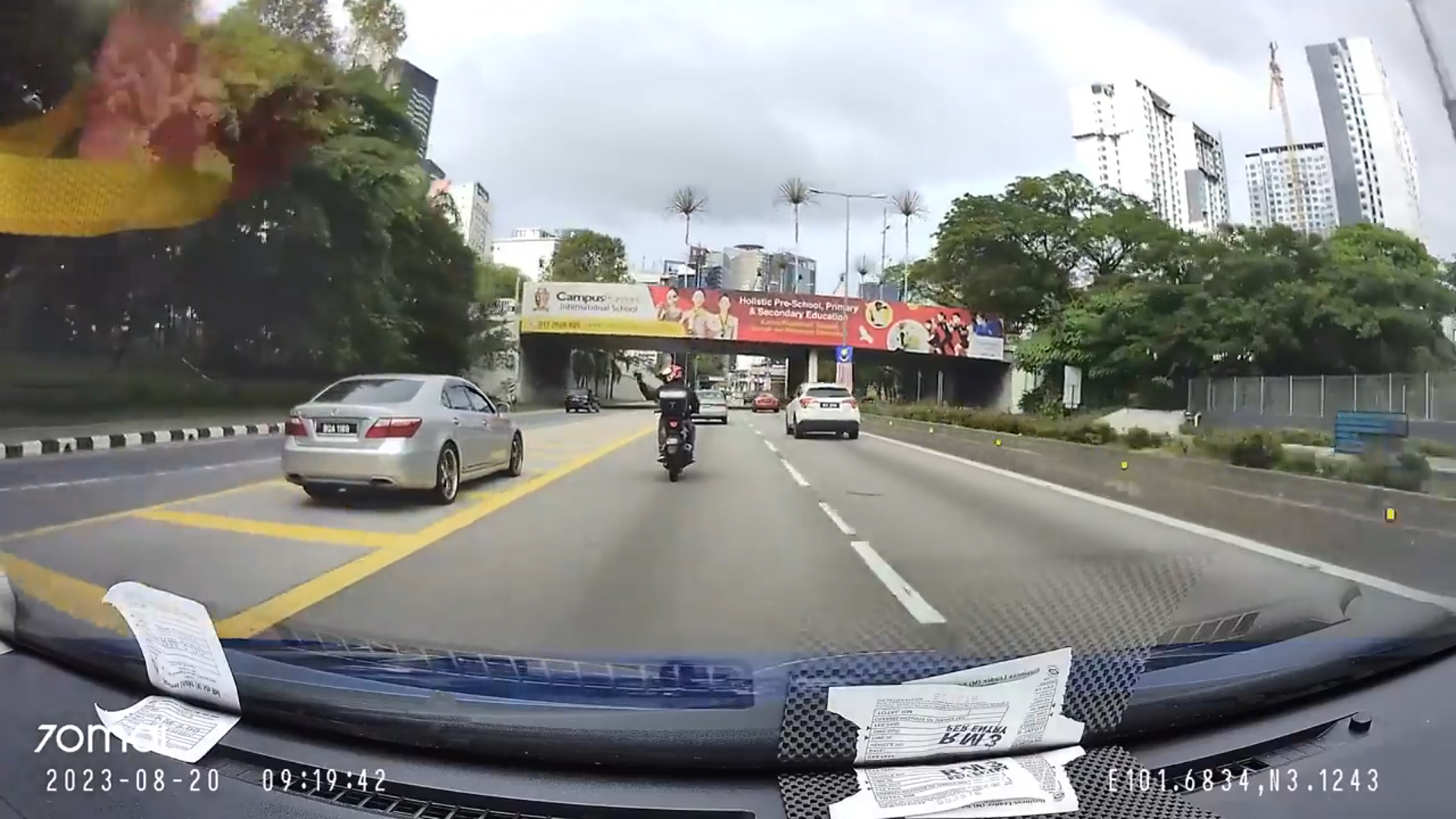 M’sian motorcyclist points middle finger at driver, falls off after driver sudden brakes in front of him 3