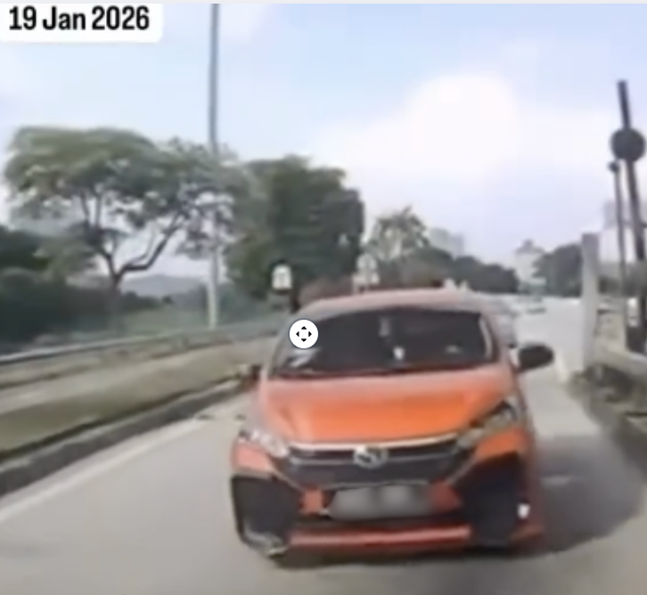 M’sian Myvi Driver Allegedly Skips Toll By Tailgating, Then Plays Dumb When Confronted
