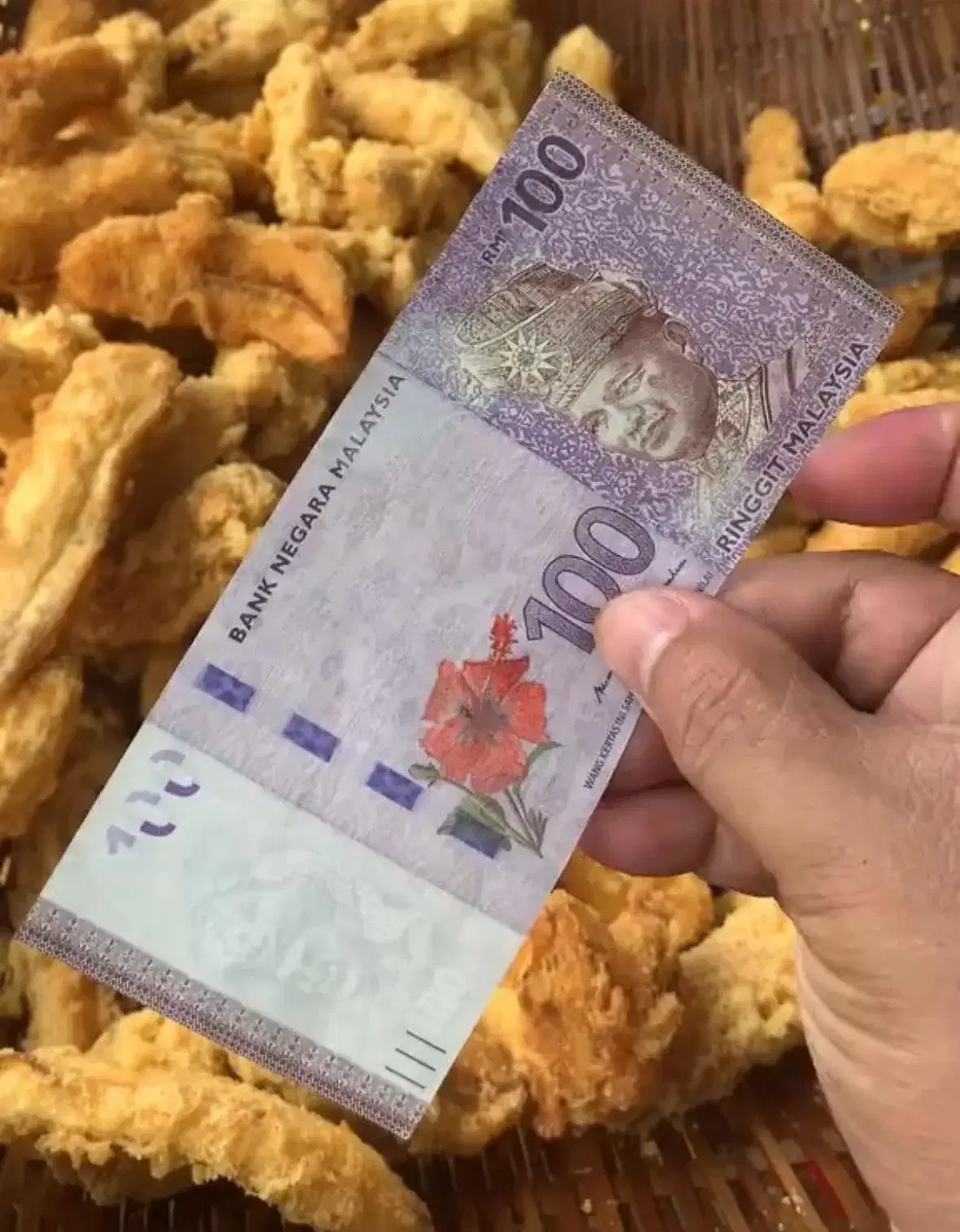 M’sian Pisang Goreng Seller Gets Scammed With Fake RM100, Learns It’s Fake When ‘Purple Ink Bleeds With Water’
