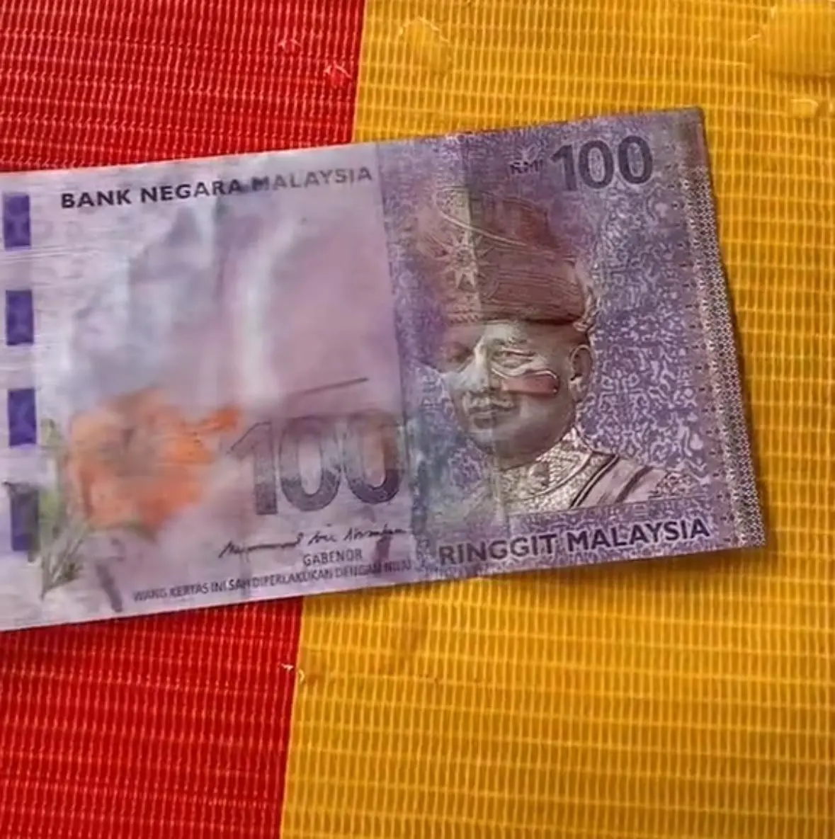 M’sian Pisang Goreng Seller Gets Scammed With Fake RM100, Learns It’s Fake When ‘Purple Ink Bleeds With Water’