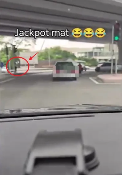 M'sian police catches cars cutting queue in johor