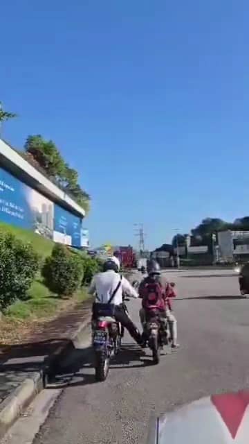 M'sian police helping a man pushing his motorcycle