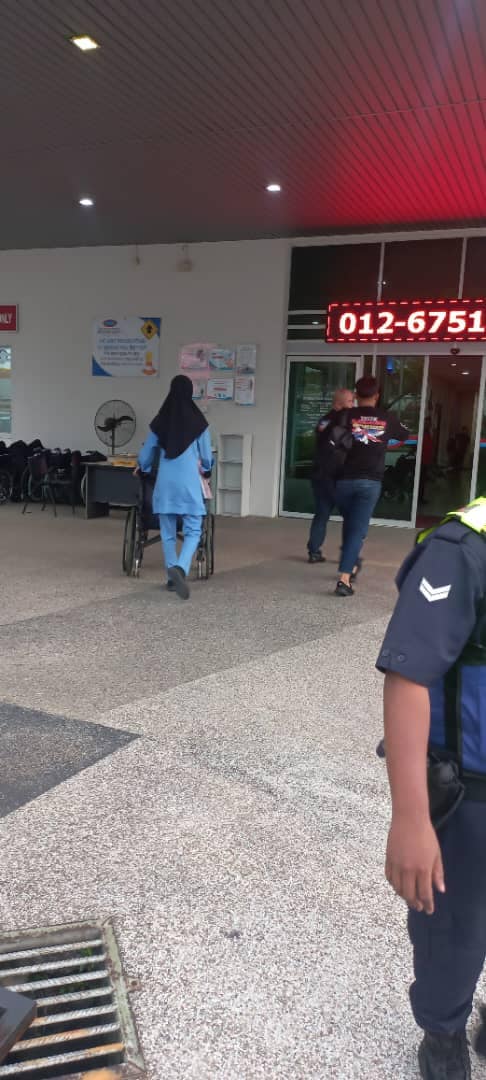 M'sian police officer takes man to hospital