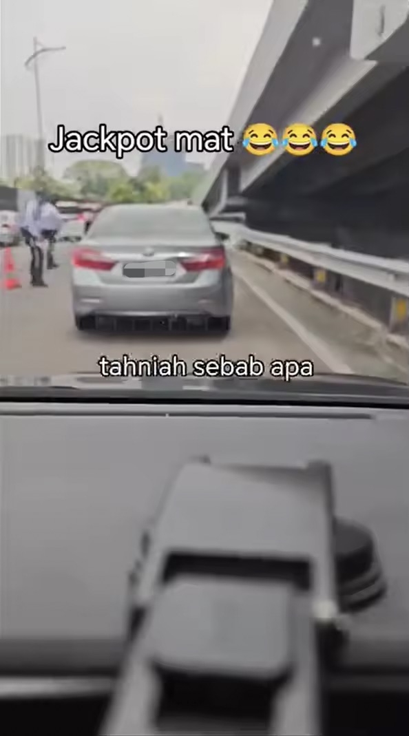 M'sian police stopping cars that cut queue