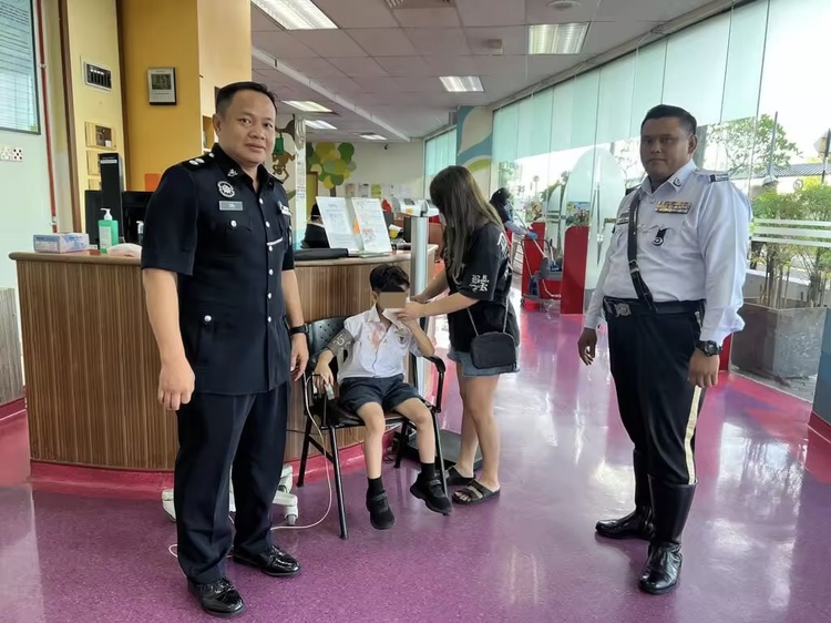 The 2 m'sian police officers who sent 8yo boy to the hospital