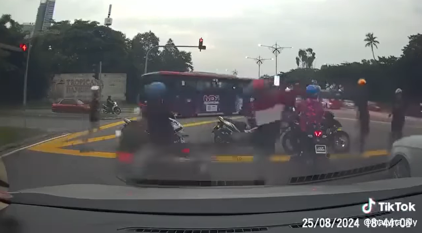 M'sian policeman tries to kick mat rempit off his bike