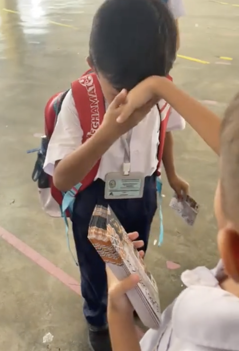 M'sian primary school boy gives out 'duit raya' to his classmates 1