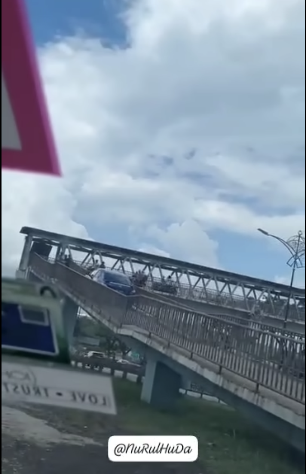 M'sian-registered car spotted using pedestrian & motorcycle bridge in johor, gets stuck in the middle 1