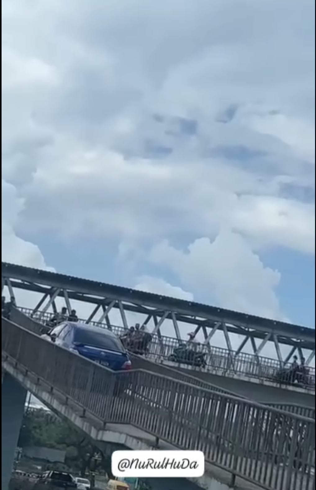 M'sian-registered car spotted using pedestrian & motorcycle bridge in johor, gets stuck in the middle 2