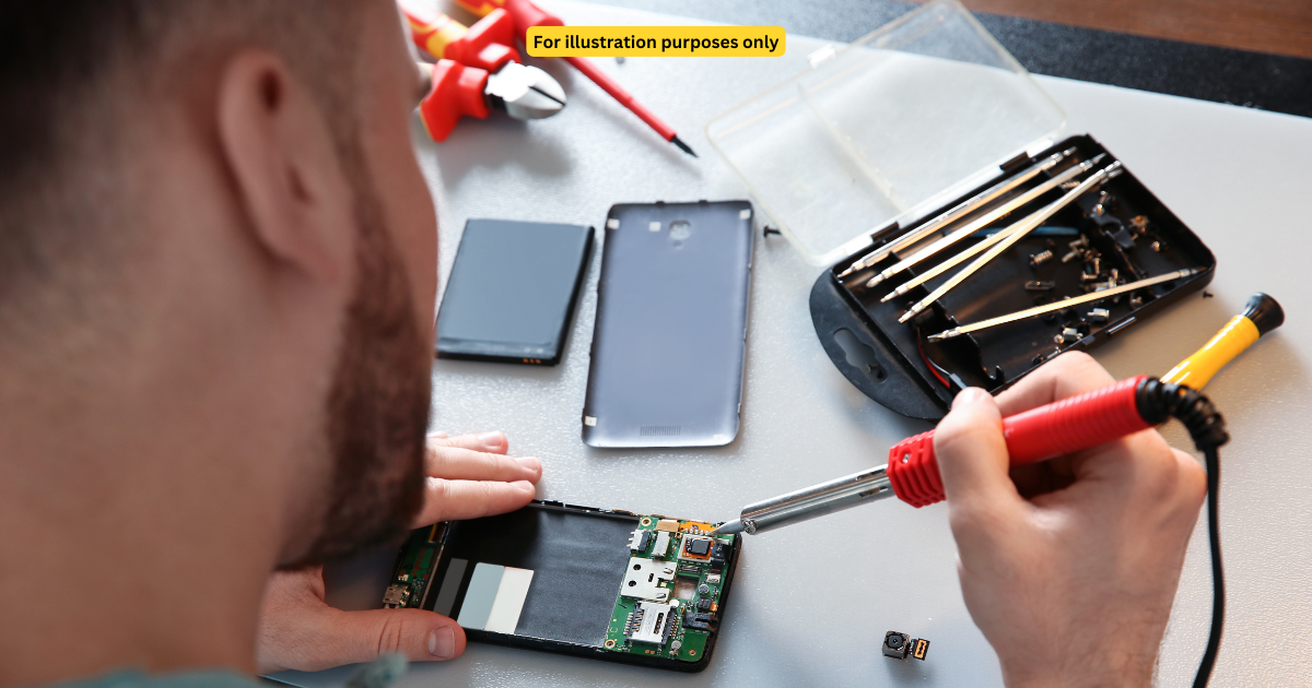 M’sian Repairmen Confess To Watching Customers’ Intimate Videos, Netizens Say They’ll Only Get Phones Fixed In Front Of Them Now