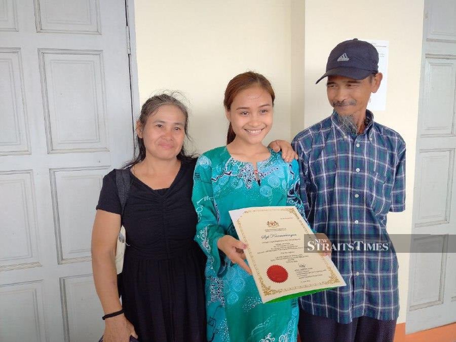 M'sian rubber tapper borrows rm120 from villagers to celebrate daughter's 4. 0 gpa score in stpm