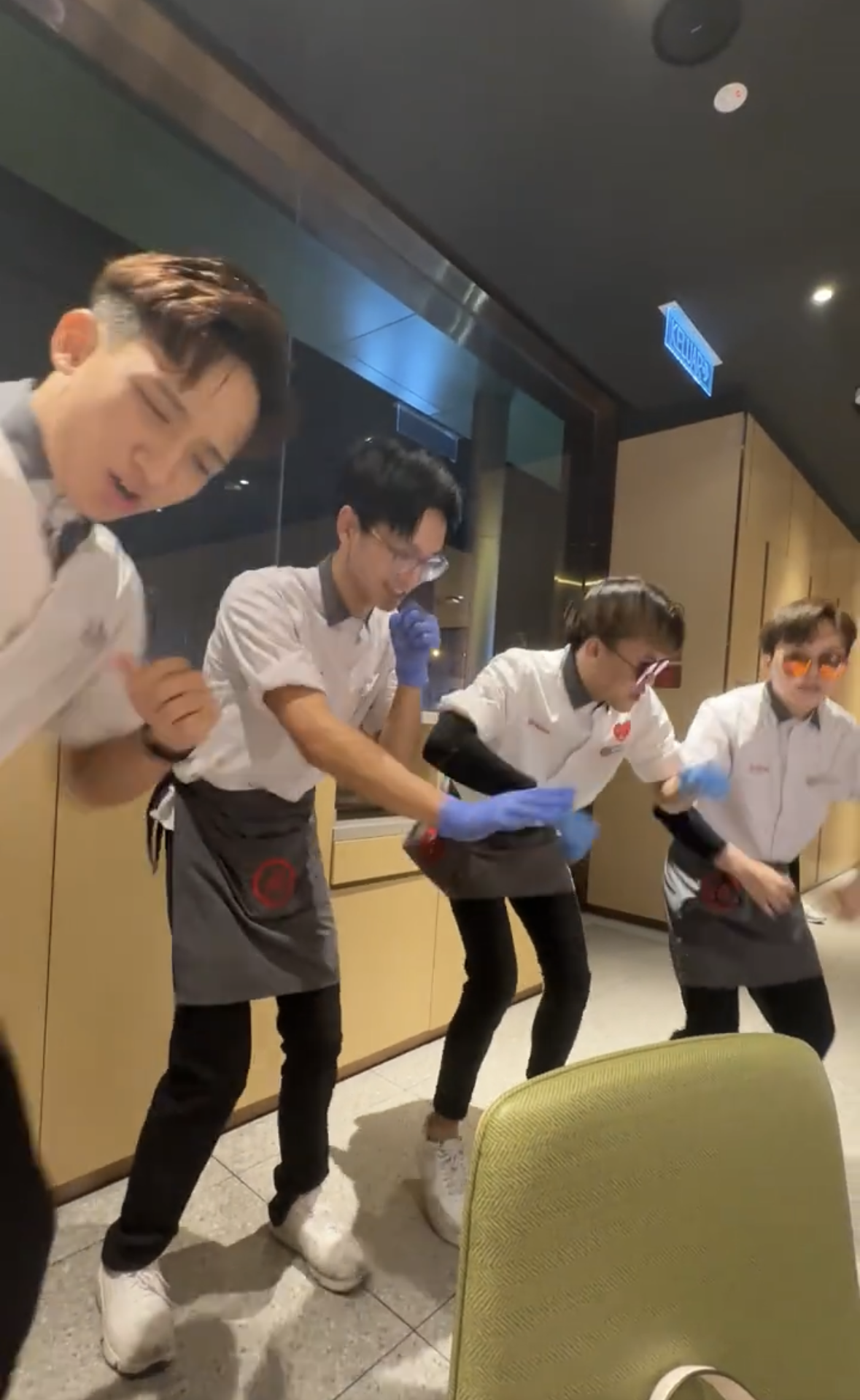 M'sian staff at haidilao's ioi city mall outlet go all out in dancing 'kong long kang lang' song for customers 2