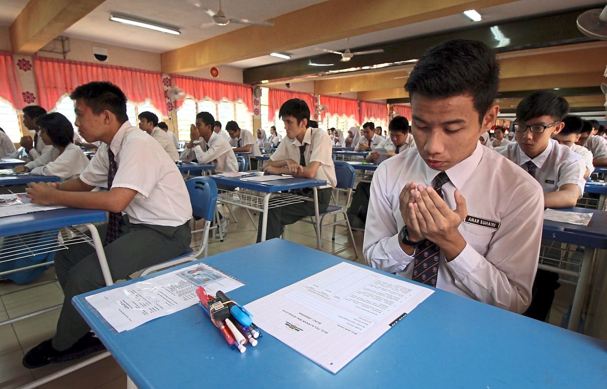 M'sian student praying before spm