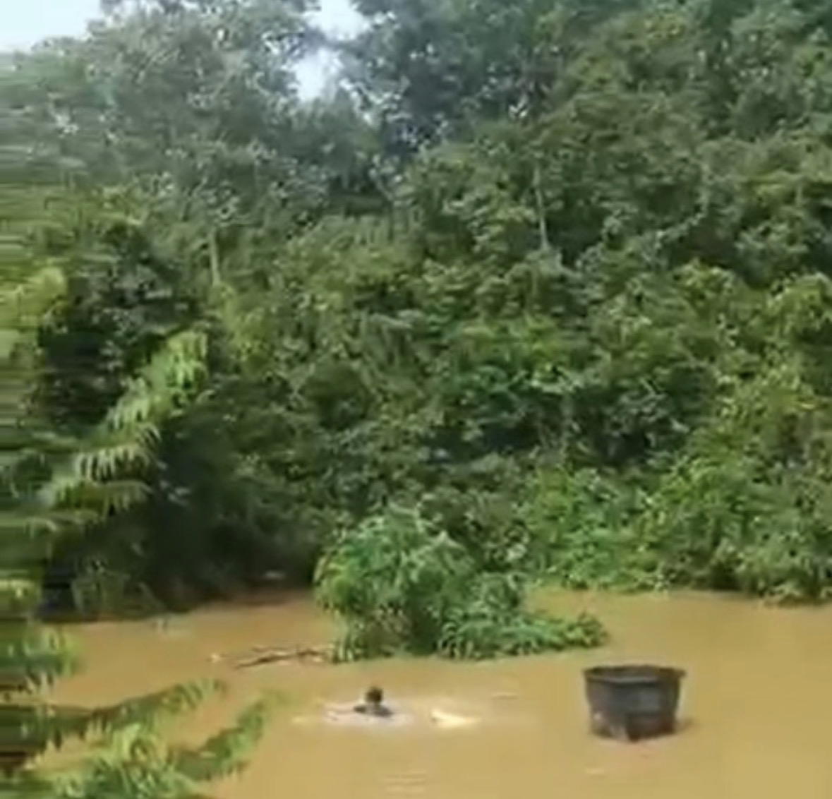 M’sian Teen Swims Through Flood With His Dad To Sit For SPM, Says He Knew The Risks But Did It For His Future