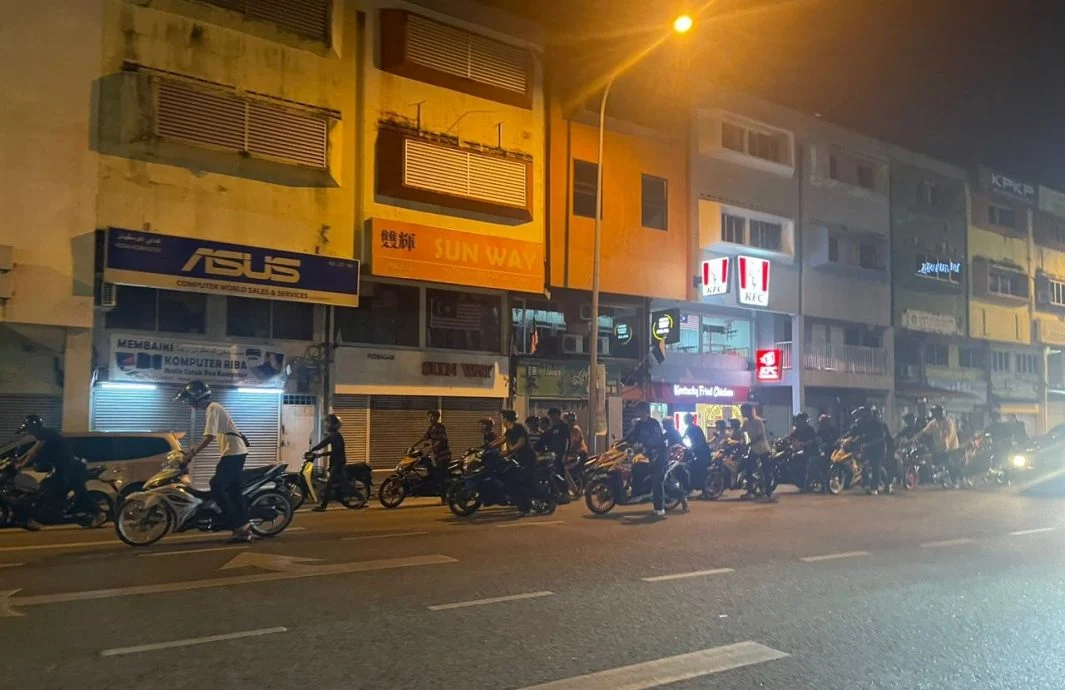 M'sian teens pushing their motorcycles