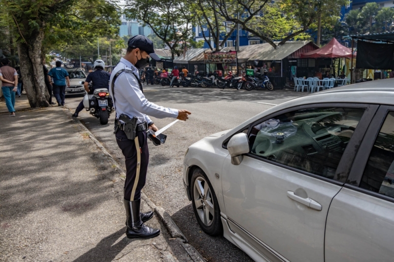 M'sian traffic police giving a fine